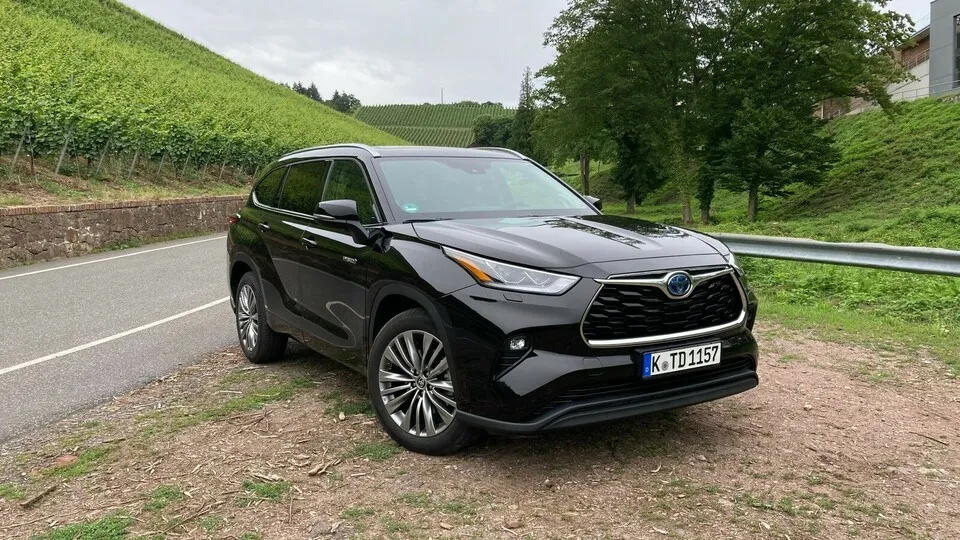 Großer Trapez-Grill, schmale Scheinwerfer: Das ist der Highlander, das große Hybrid-SUV von Toyota.