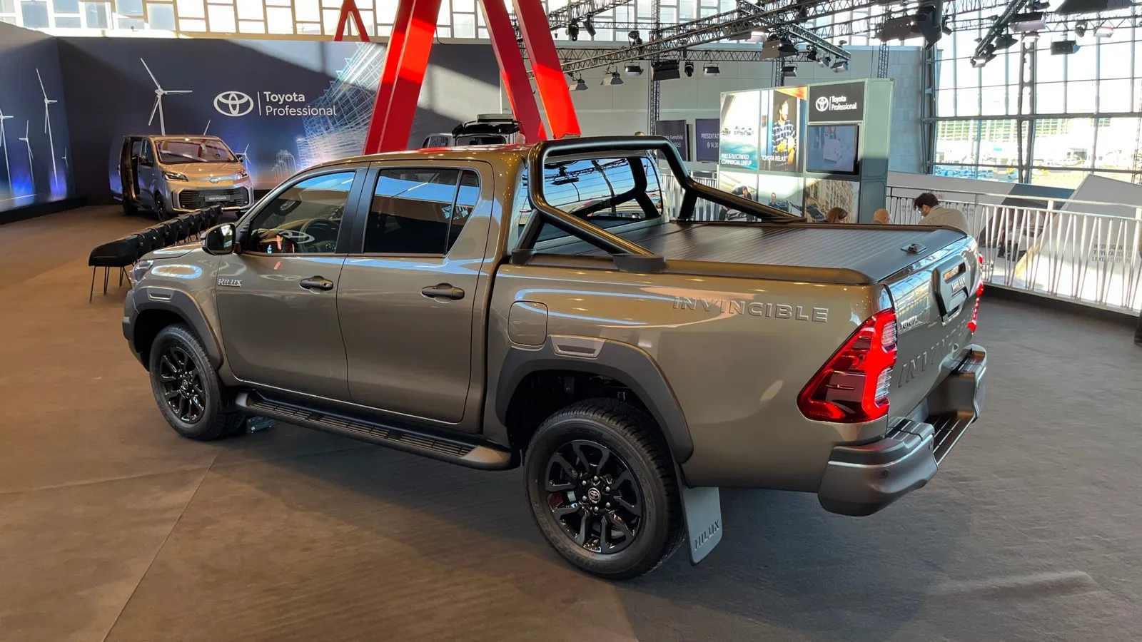 Der Hilux Hybrid 48V ist knapp 5,32 Meter lang, 1,81 Meter hoch und hat eine Ladeflächenlänge von knapp 1,52 Meter.