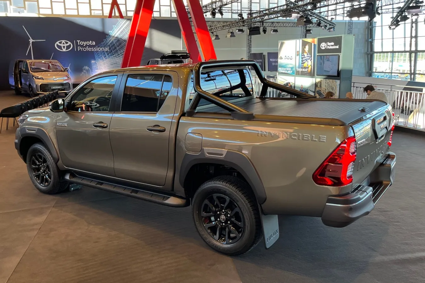 Der Hilux Hybrid 48V ist knapp 5,32 Meter lang, 1,81 Meter hoch und hat eine Ladeflächenlänge von knapp 1,52 Meter.