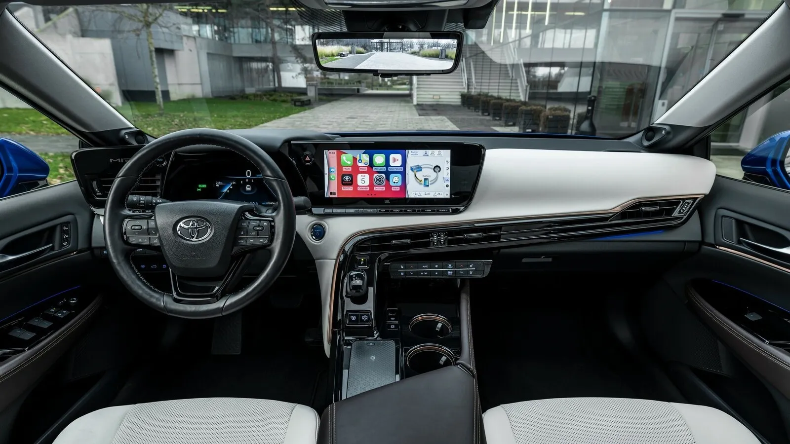 Schwungvoll gestaltetes Mirai-Cockpit mit serienmäßigem 12,3-Zoll-Touchscreen.