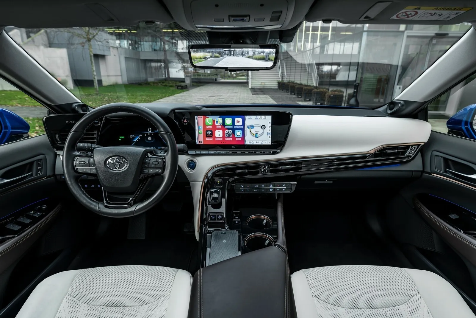 Schwungvoll gestaltetes Mirai-Cockpit mit serienmäßigem 12,3-Zoll-Touchscreen.