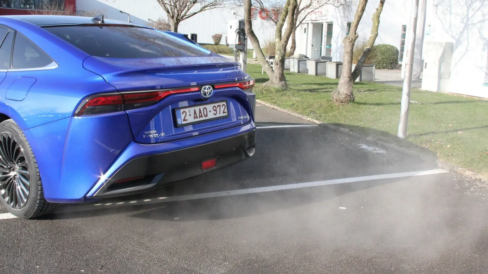 Aus dem Auspuff des Brennstoffzellenfahrzeugs kommt ausschließlich Wasserdampf.