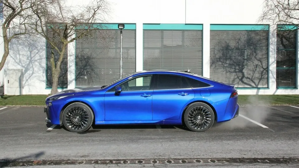Toyota fährt die neue Generation des Brennstoffzellen-Fahrzeugs Mirai vor.
