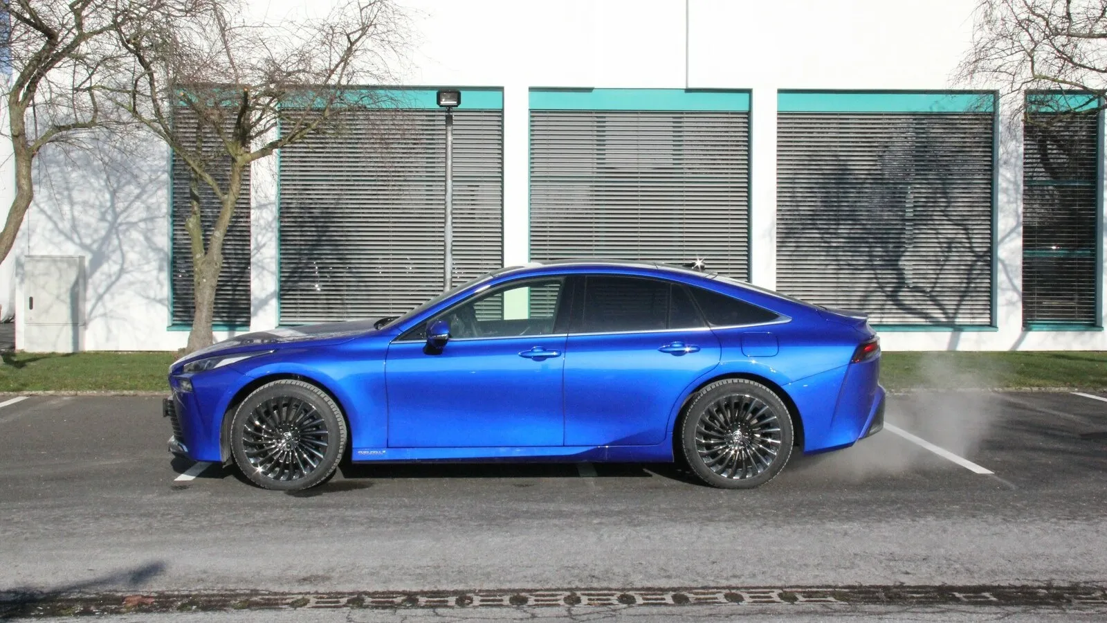 Mit langer Haube und kurzem Heck kommt der neue Toyota Mirai richtig dynamisch daher.