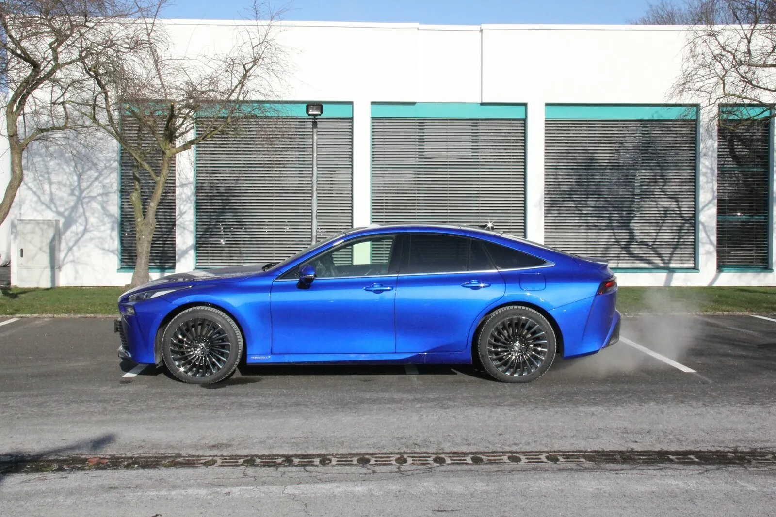 Mit langer Haube und kurzem Heck kommt der neue Toyota Mirai richtig dynamisch daher.