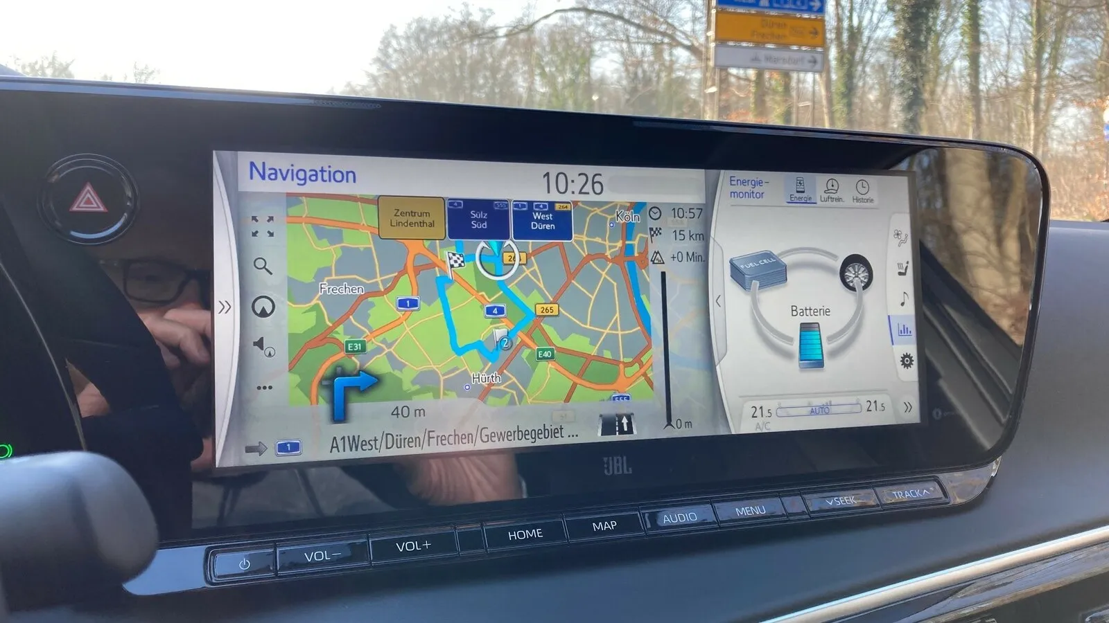 In einem Teilbereich des Touchscreens lässt sich auch der Energiefluss des Fahrzeugs ablesen.