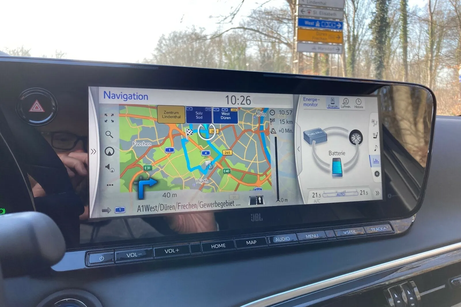 In einem Teilbereich des Touchscreens lässt sich auch der Energiefluss des Fahrzeugs ablesen.