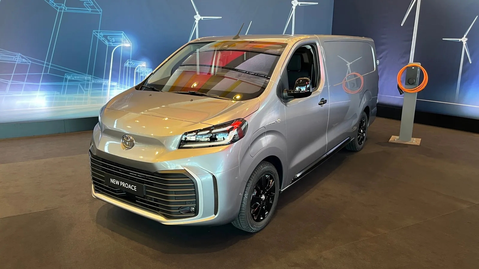 Die Elektroversion des neuen Proace kommt mit einer 75-kWh-Batterie und alternativ mit einer kleinere 50-kWh-Batterie.