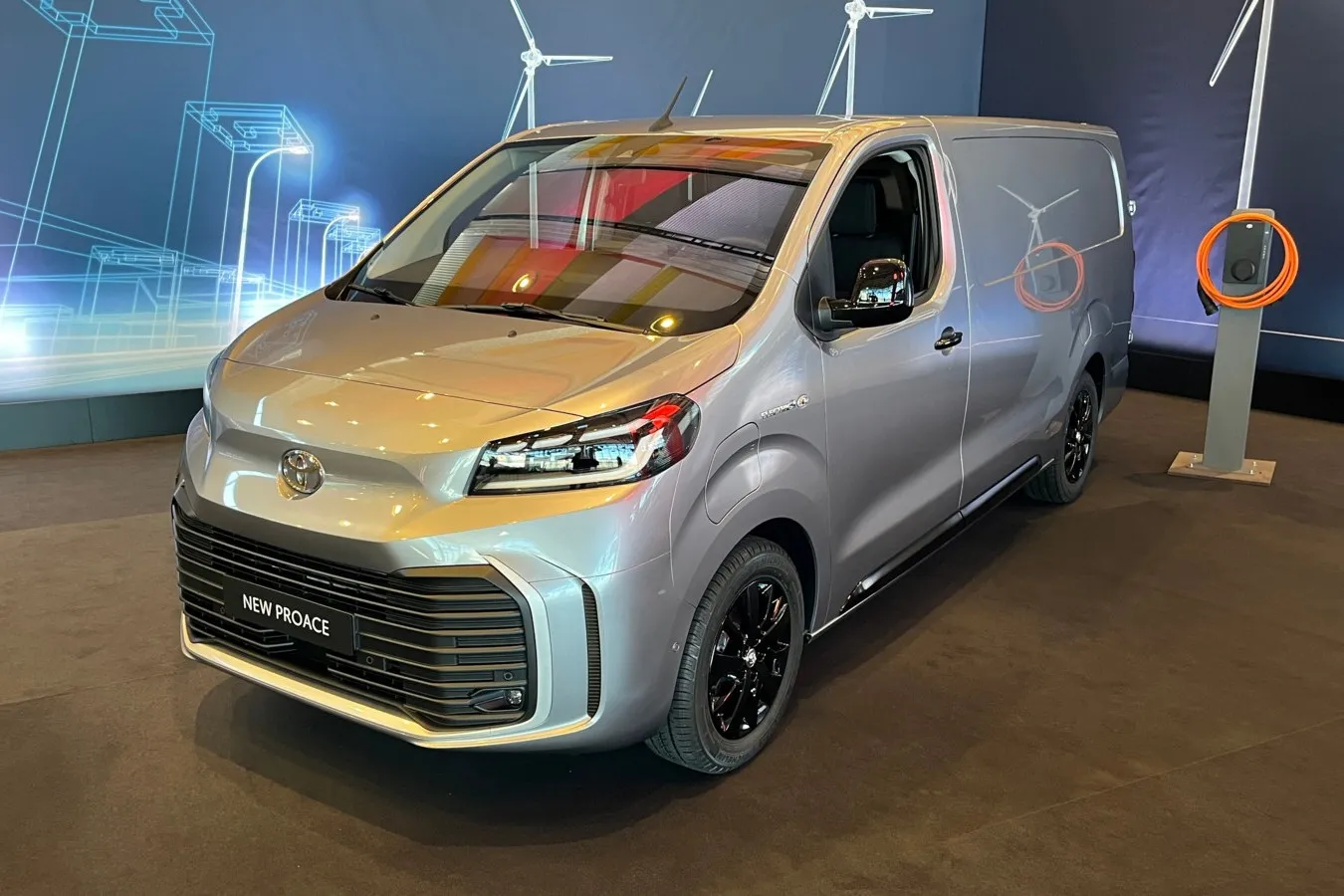 Die Elektroversion des neuen Proace kommt mit einer 75-kWh-Batterie und alternativ mit einer kleinere 50-kWh-Batterie.