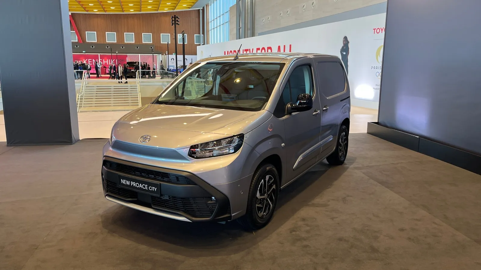 Der Proace City kommt in neuem Design als Stromer sowie Benziner und Diesel auf den Markt.
