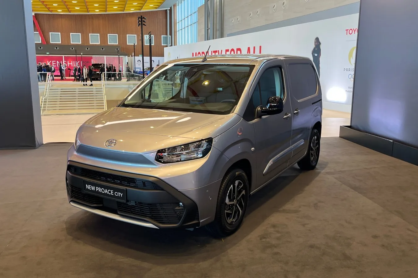 Der Proace City kommt in neuem Design als Stromer sowie Benziner und Diesel auf den Markt.