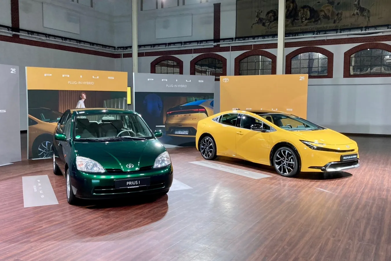 Direkter Vergleich: Anders als die erste Prius-Generation kommt Nummer fünf richtig schnittig daher.