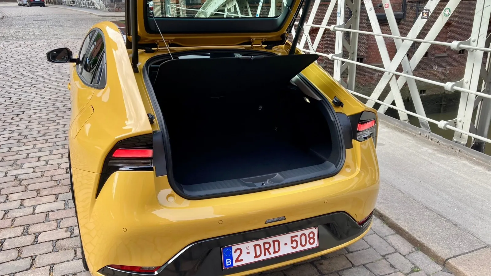 284 Liter Gepäckraumvolumen im Normalzustand sind für ein 4,60-Meter-Auto allerdings nicht berauschend.