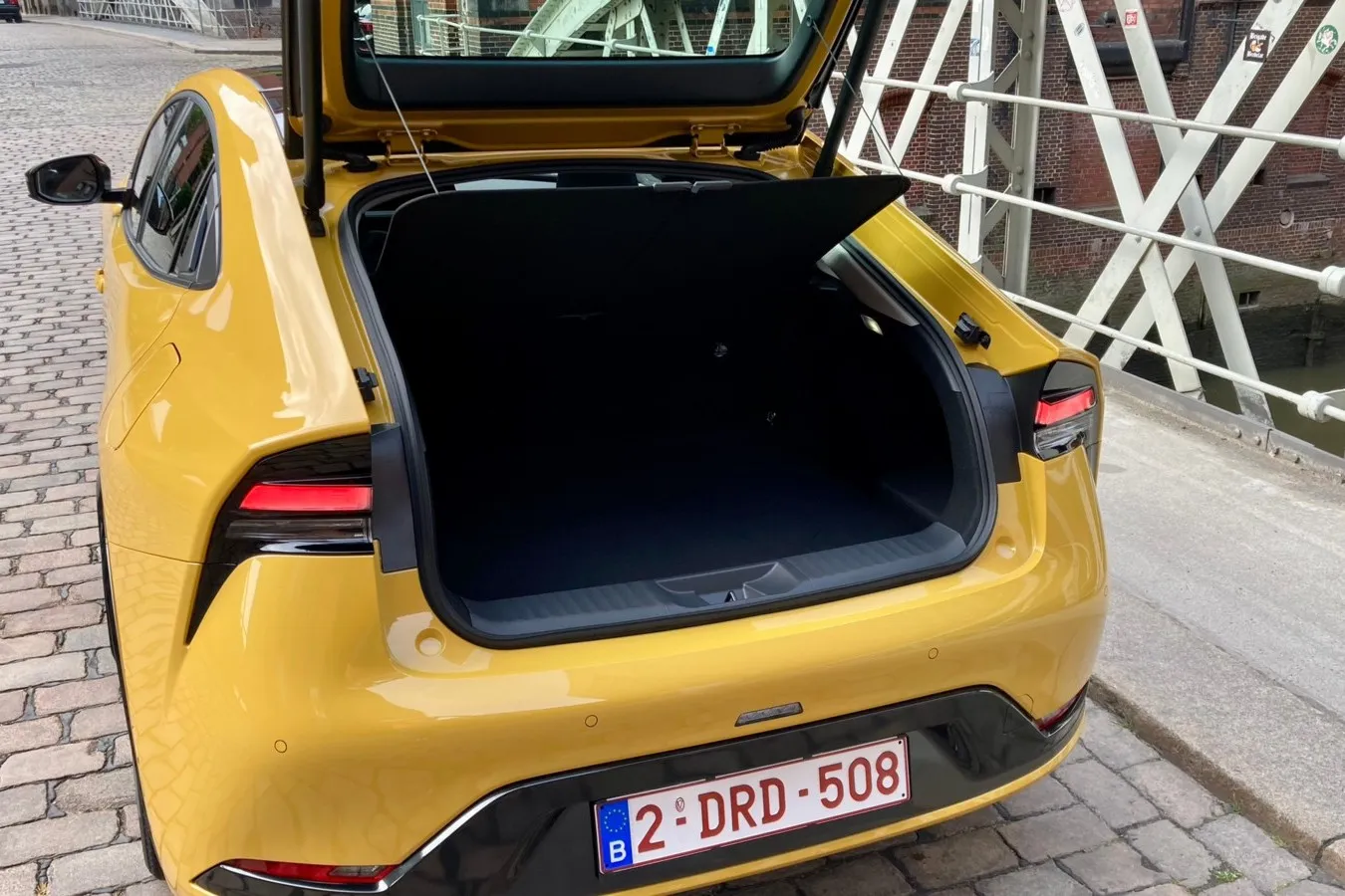 284 Liter Gepäckraumvolumen im Normalzustand sind für ein 4,60-Meter-Auto allerdings nicht berauschend.