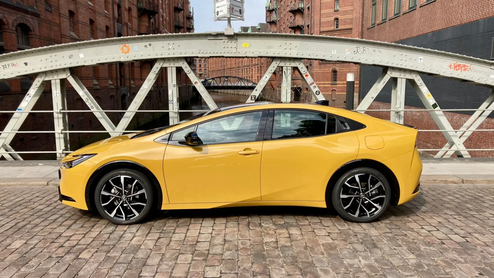 Flache Front, größte Fahrzeughöhe weit hinten, hohes Heck: Der neue Toyota Prius kommt mit prägnanten Proportionen.
