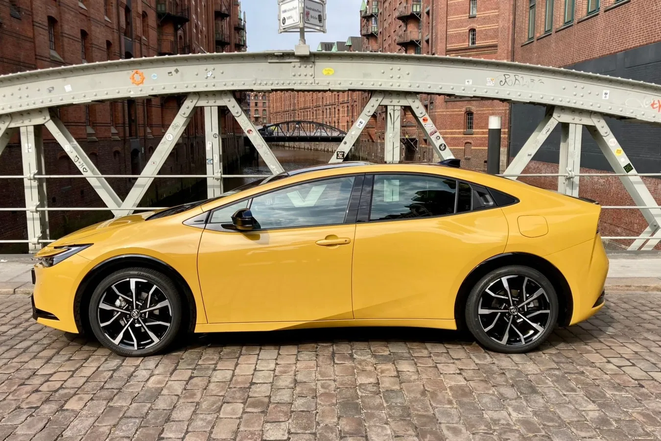 Flache Front, größte Fahrzeughöhe weit hinten, hohes Heck: Der neue Toyota Prius kommt mit prägnanten Proportionen.