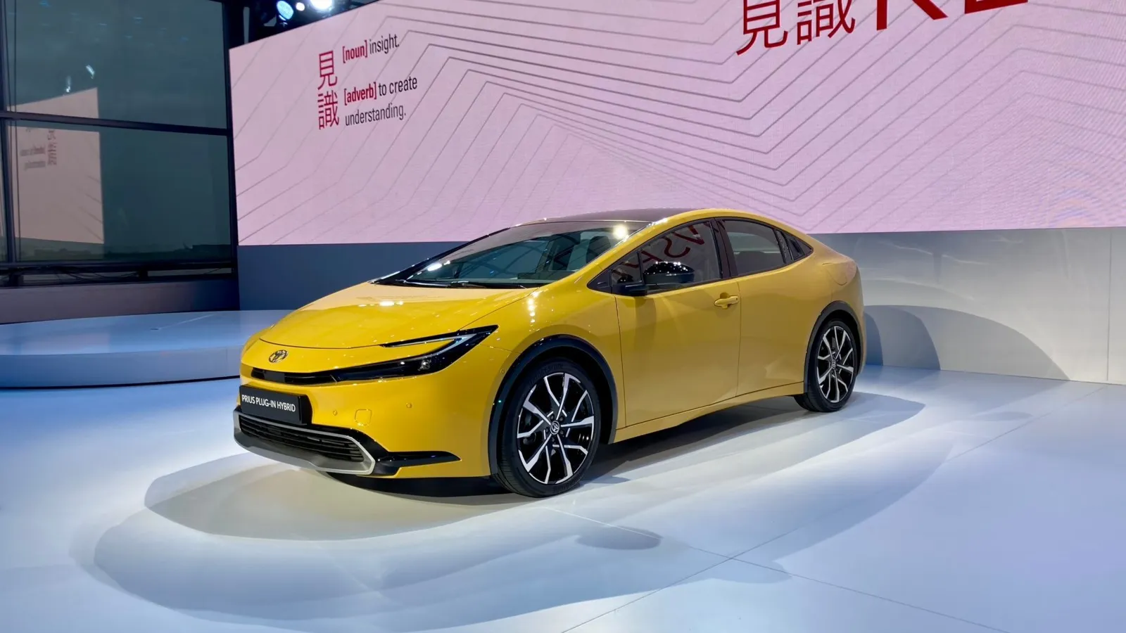 Deutlich dynamischer als alle Vorgänger zusammen kommt der neue Toyota Prius daher.