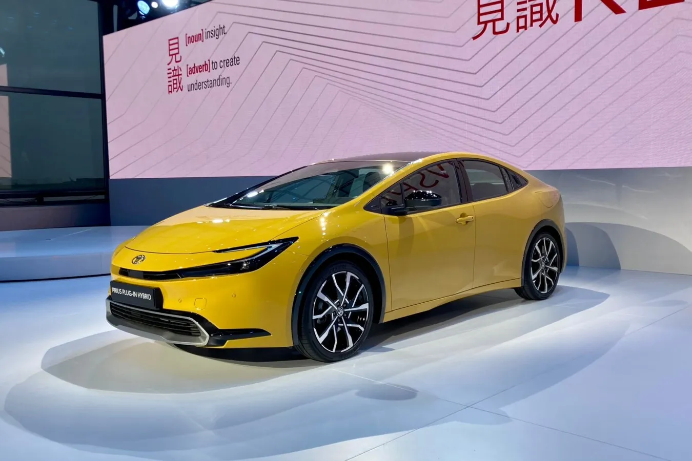 Deutlich dynamischer als alle Vorgänger zusammen kommt der neue Toyota Prius daher.
