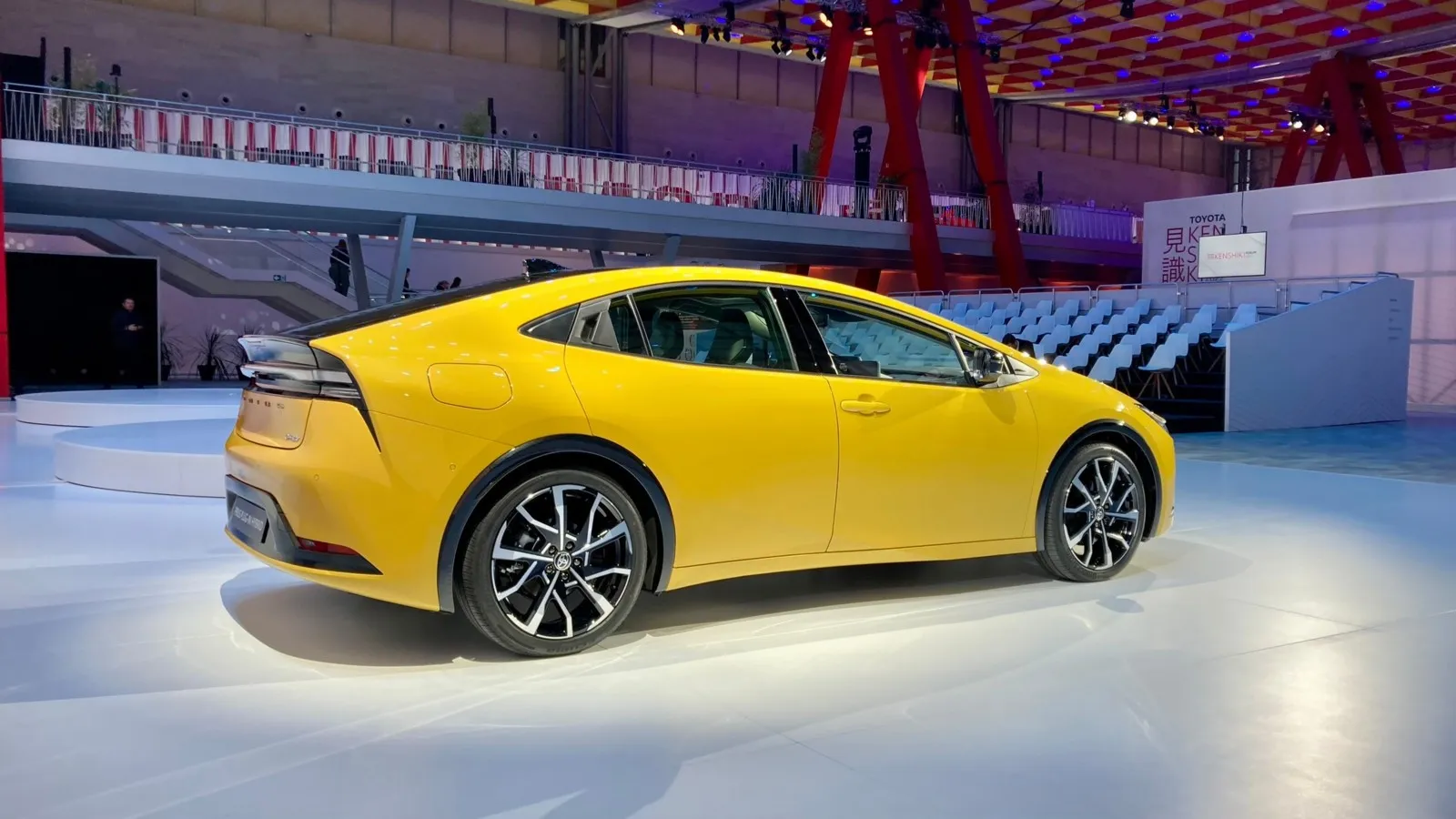 Der optische Schwerpunkt des (Plug-in-) Hybrids verschiebt sich deutlich Richtung Heck.