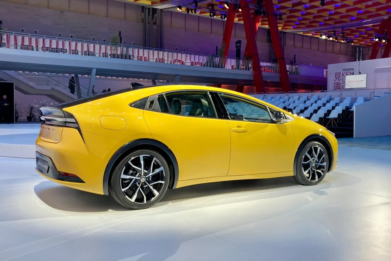 Der optische Schwerpunkt des (Plug-in-) Hybrids verschiebt sich deutlich Richtung Heck.