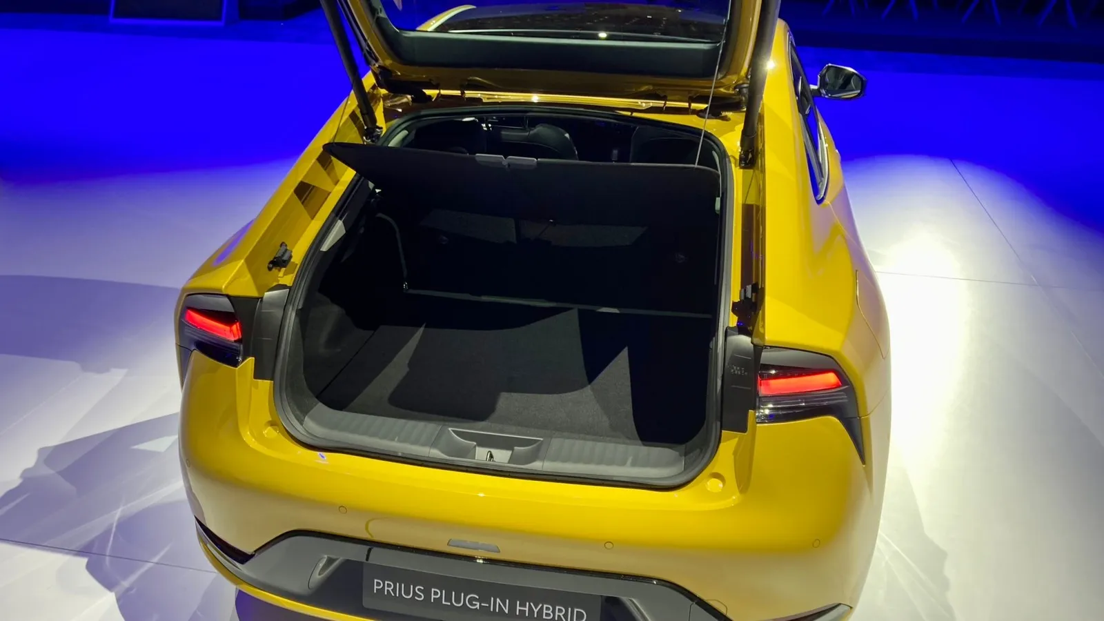 Der Prius-Kofferraum ist weiterhin über eine große Heckklappe zugänglich.