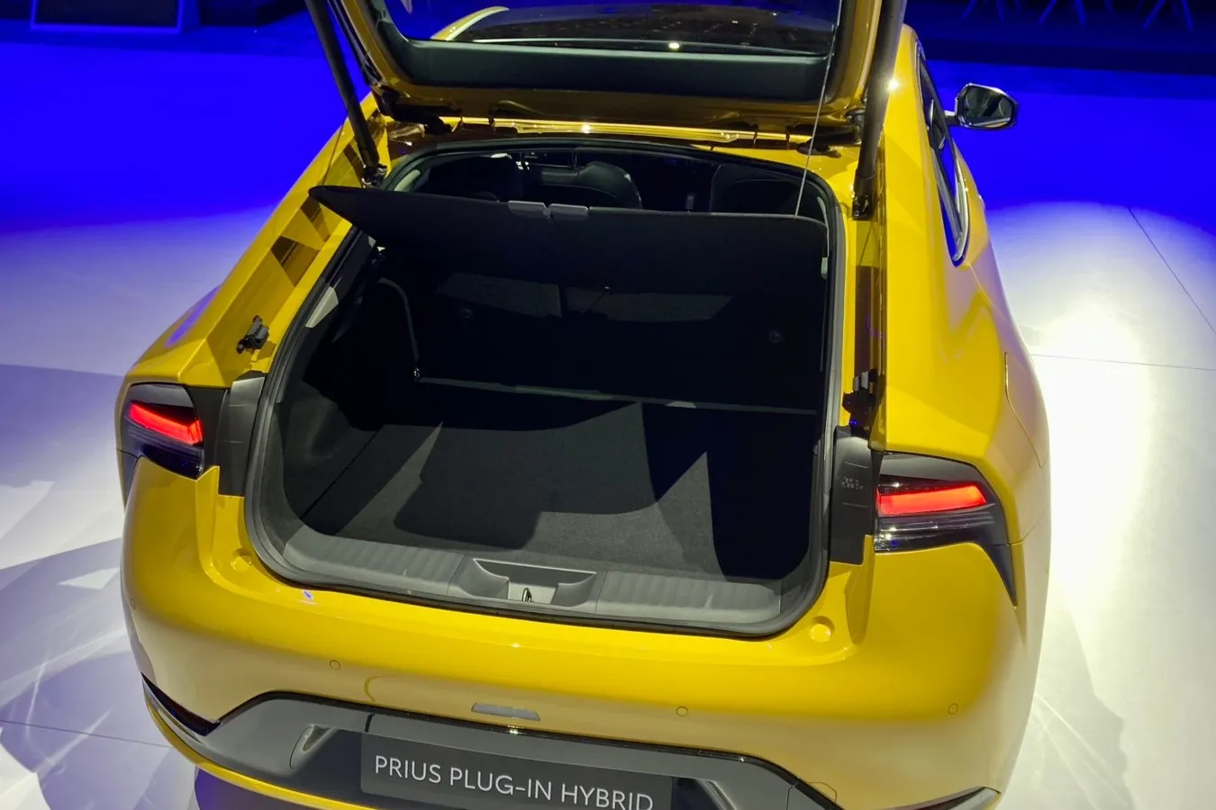 Der Prius-Kofferraum ist weiterhin über eine große Heckklappe zugänglich.