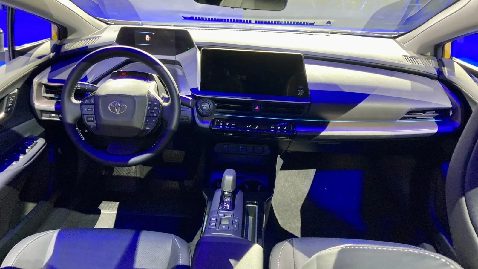 Digitales Prius-Cockpit mit 7-Zoll-Digitalinstrumenten über der Sichtachse des Lenkrads.