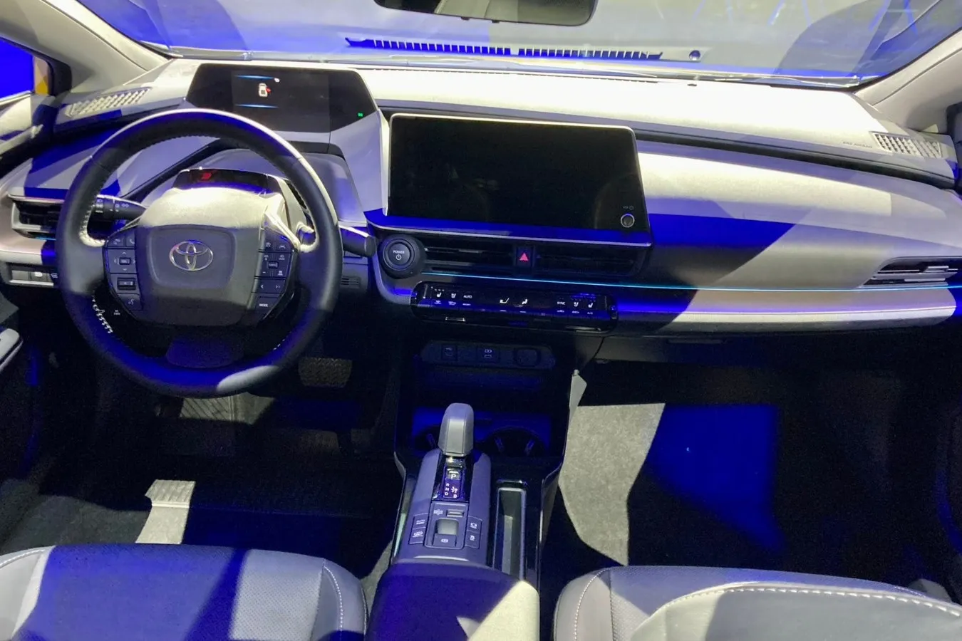 Digitales Prius-Cockpit mit 7-Zoll-Digitalinstrumenten über der Sichtachse des Lenkrads.
