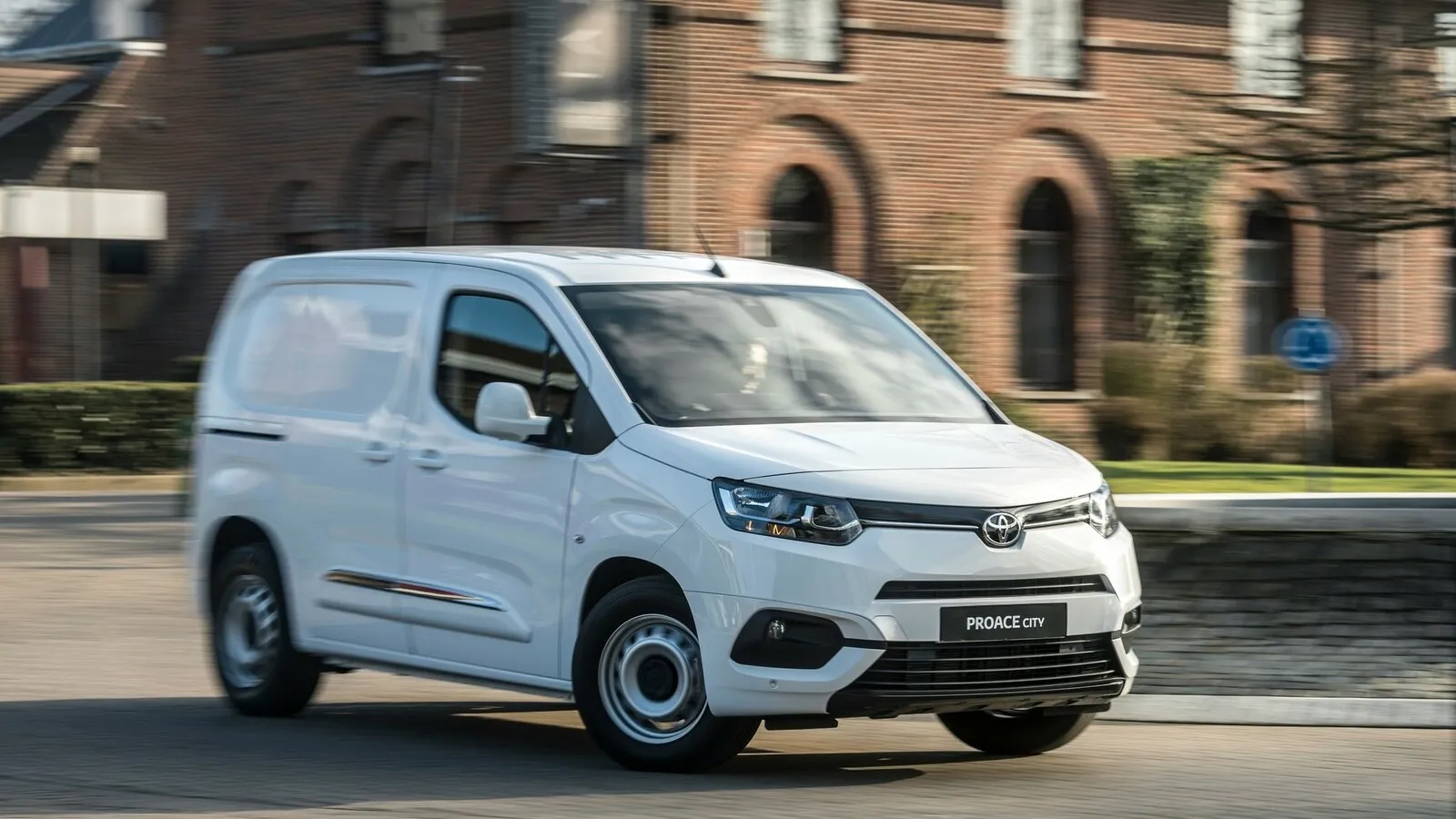 Platz 6: Für den Japaner Toyota Proace City, baugleich mit Berlingo, Peugeot und Opel, fallen rund 1.000 Euro Gesamtfolgekosten an.