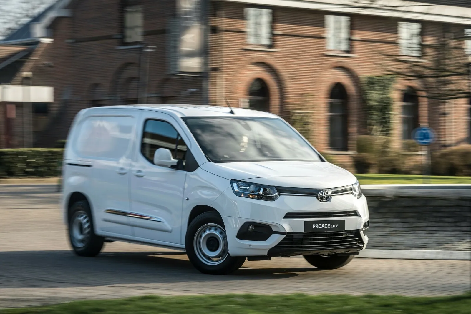 Platz 6: Für den Japaner Toyota Proace City, baugleich mit Berlingo, Peugeot und Opel, fallen rund 1.000 Euro Gesamtfolgekosten an.