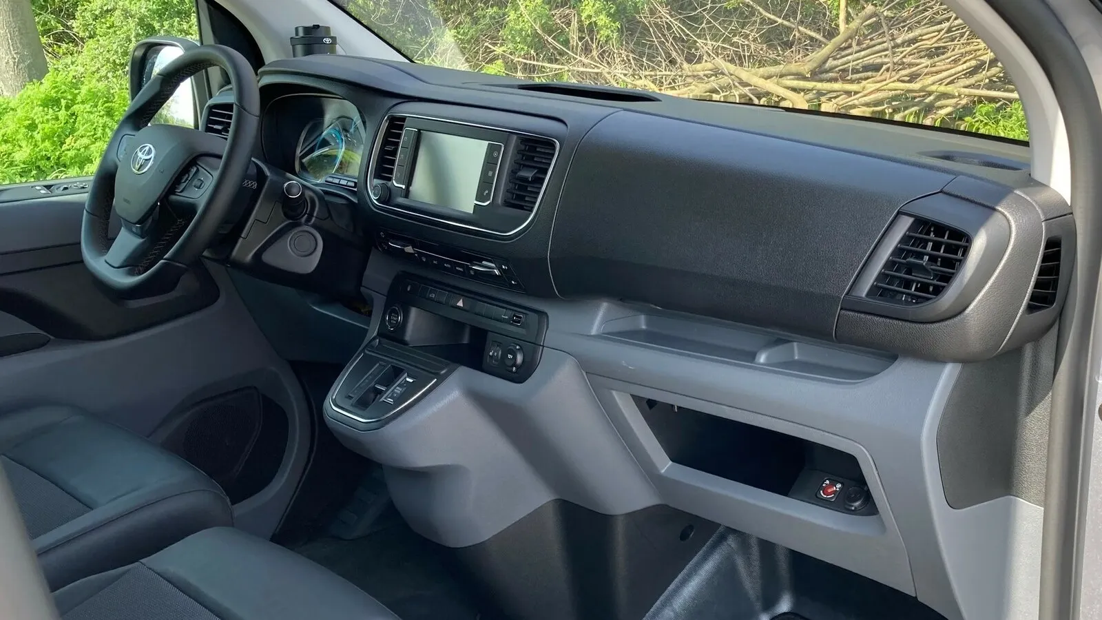 Bekanntes Cockpit auch in der Elektroversion des Proace.