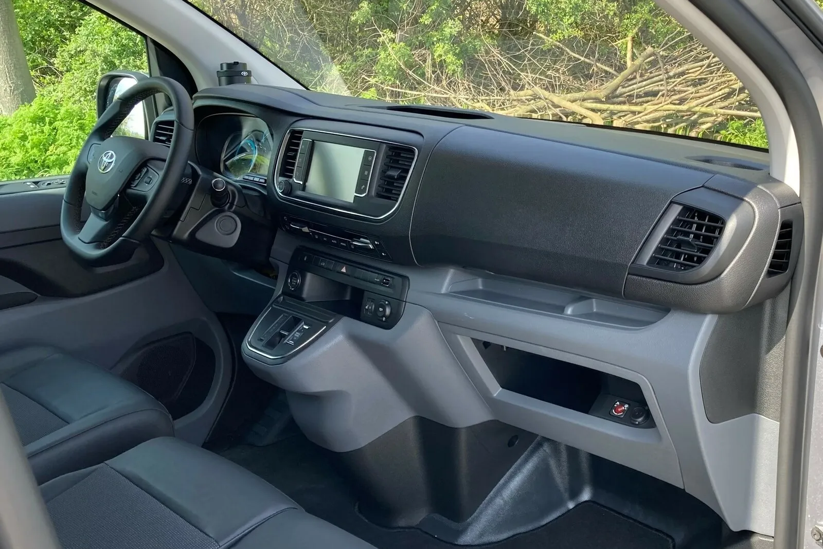 Bekanntes Cockpit auch in der Elektroversion des Proace.