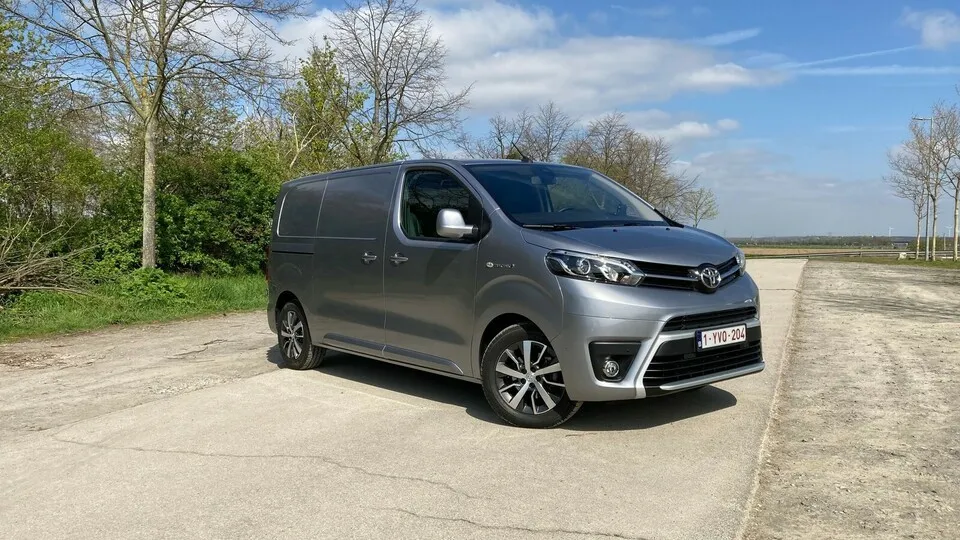 Von außen unterscheidet sich der Toyota Proace Electric nur in Details von seinen Diesel-Geschwistern.