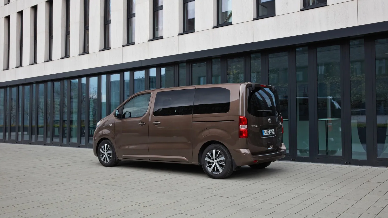 Toyota Proace Verso Electric: Dicht hinter dem Italiener kann sich der baugleiche Toyota Proace Verso Electric mit Wartungskosten in Höhe von 910 Euro auf Rang zwei platzieren.