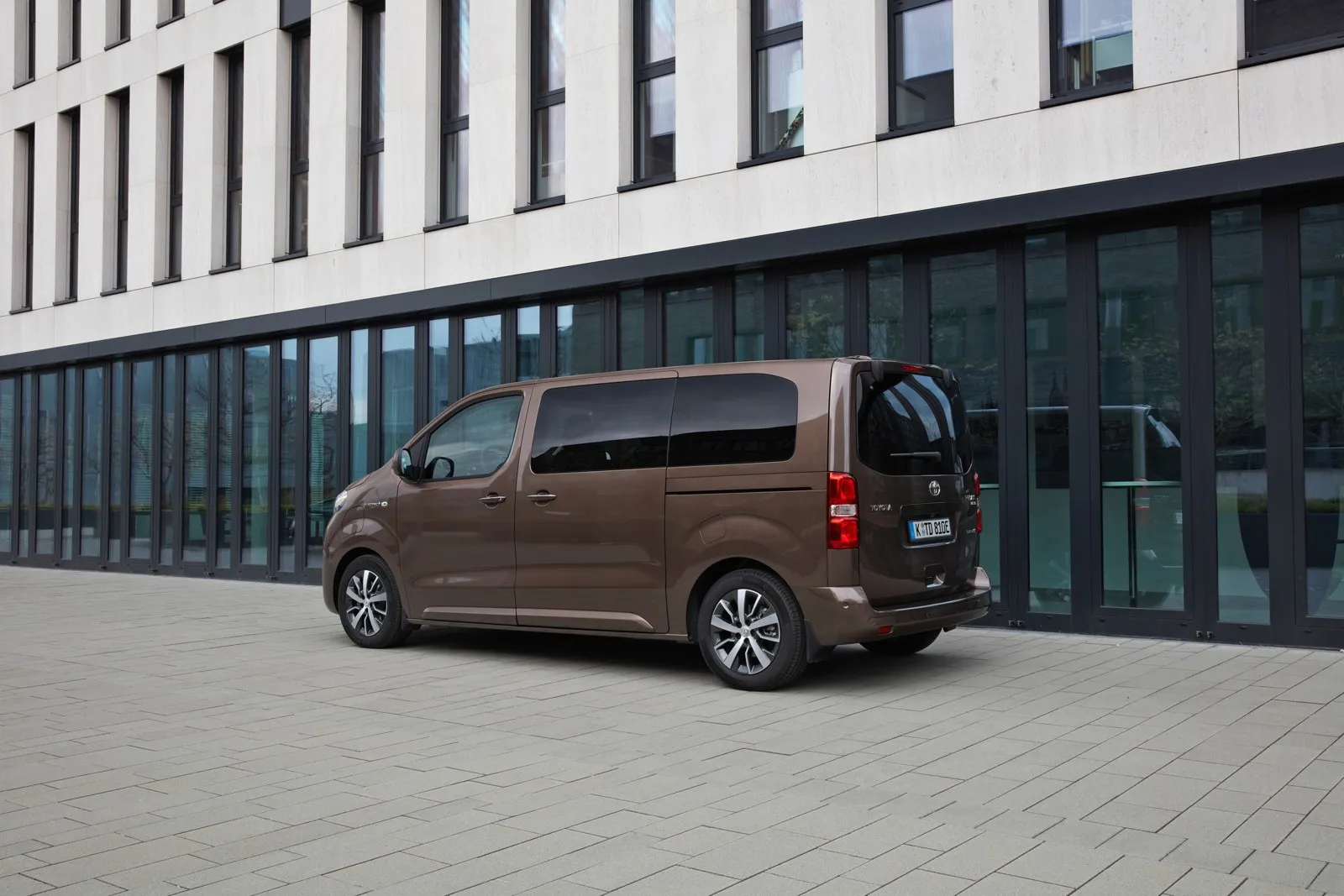 Toyota Proace Verso Electric: Dicht hinter dem Italiener kann sich der baugleiche Toyota Proace Verso Electric mit Wartungskosten in Höhe von 910 Euro auf Rang zwei platzieren.
