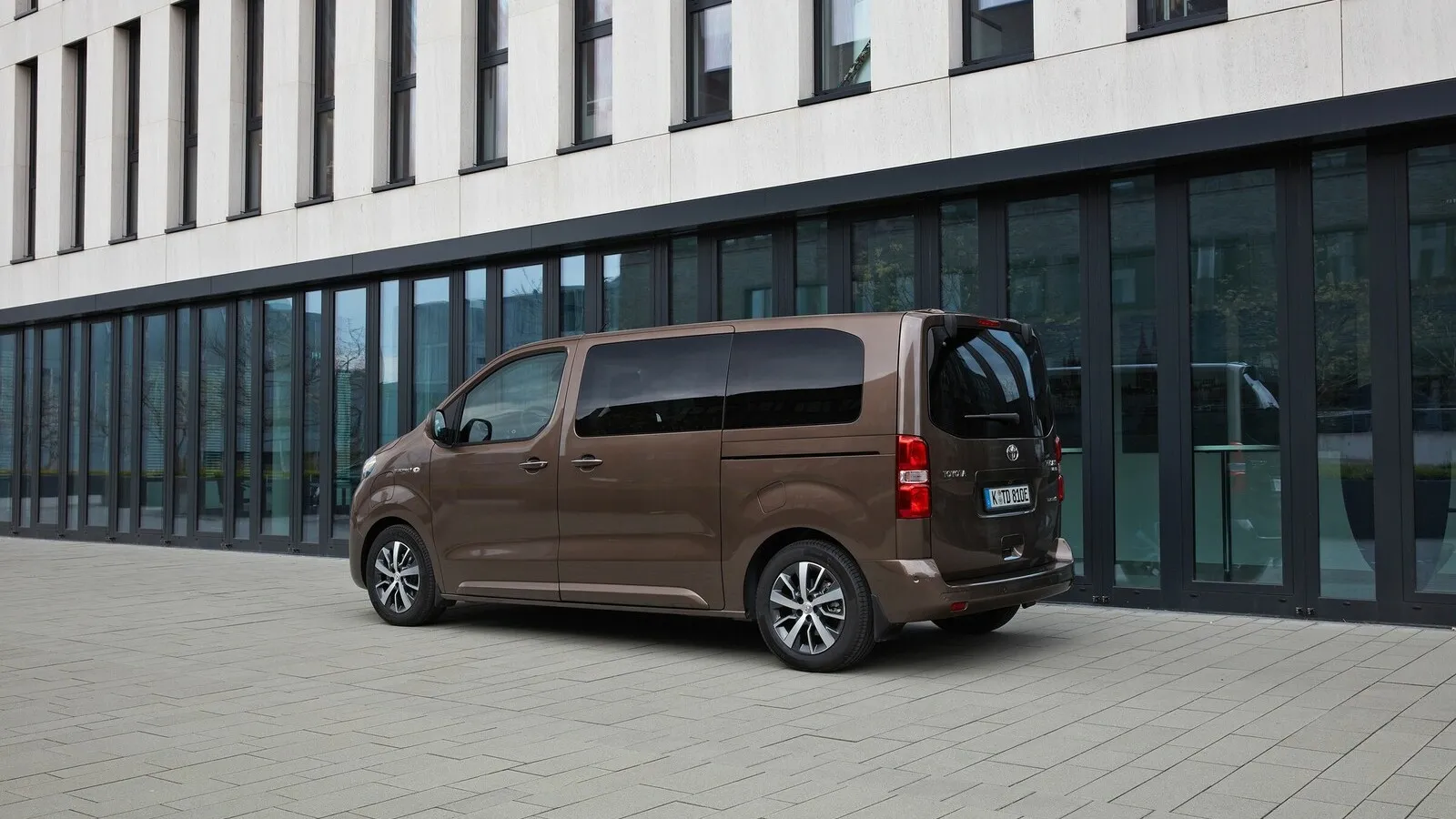 Platz 6 mit 43,0 Prozent Händlereinkaufswert: der Toyota Proace Verso Electric L1 50 kWh Team D.
