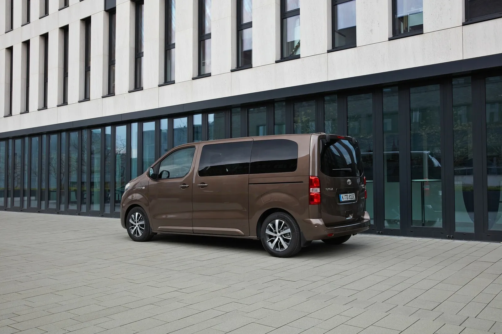 Platz 6 mit 43,0 Prozent Händlereinkaufswert: der Toyota Proace Verso Electric L1 50 kWh Team D.