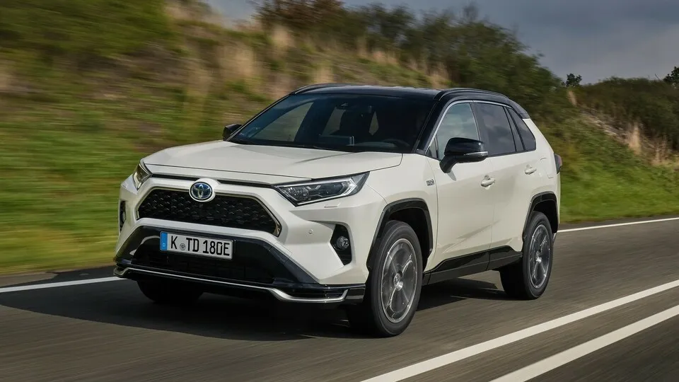 Der Toyota RAV4 Plug-in-Hybrid führt unsere Wartungskostenhitliste der kompakten PHEV-SUVs knapp an.