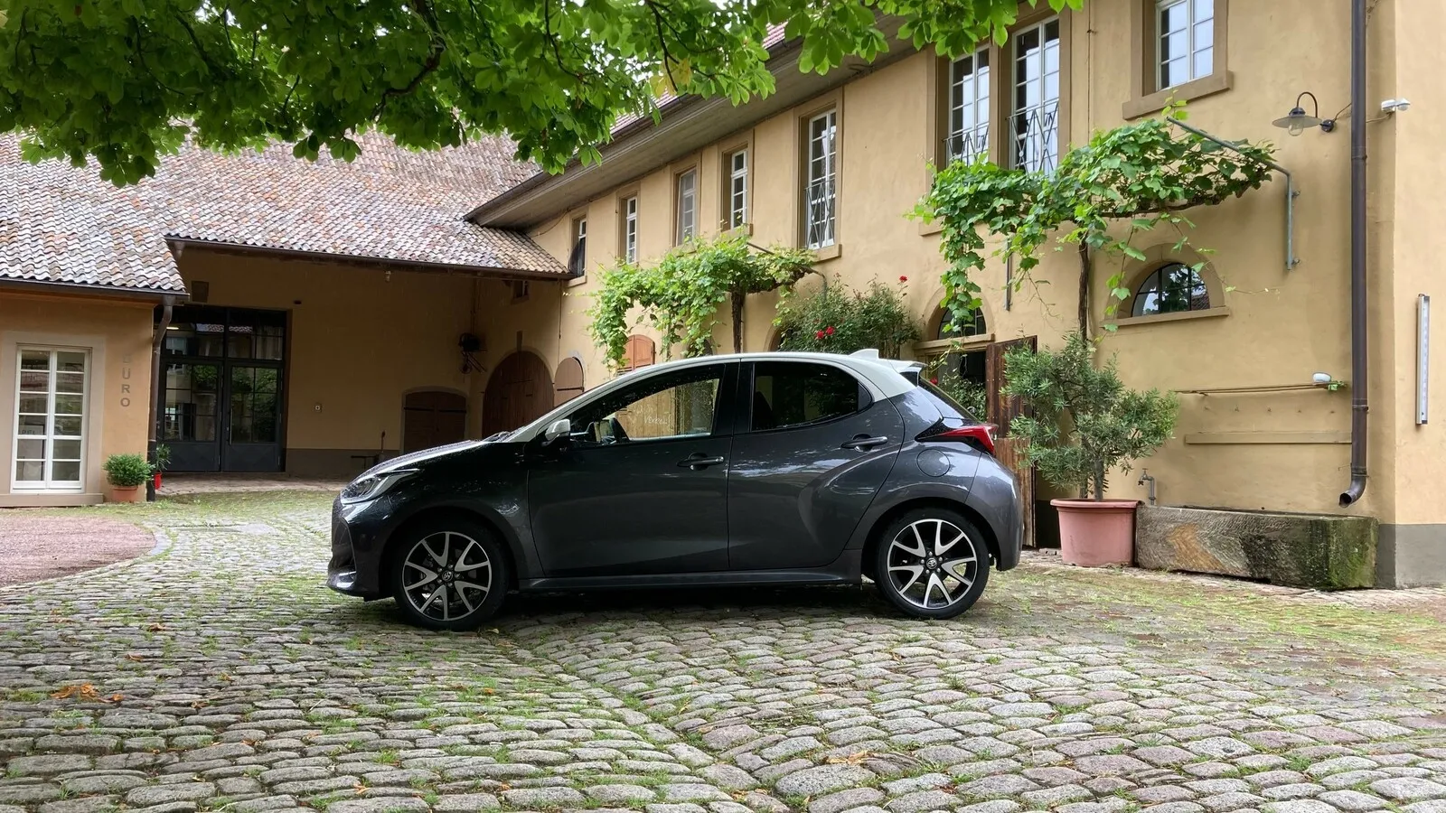 Anders als sein Vorgänger fährt der neue Yaris mit langer Haube und flacher Frontscheibe vor. Mehr Dynamik im Design ist das Ergebnis.