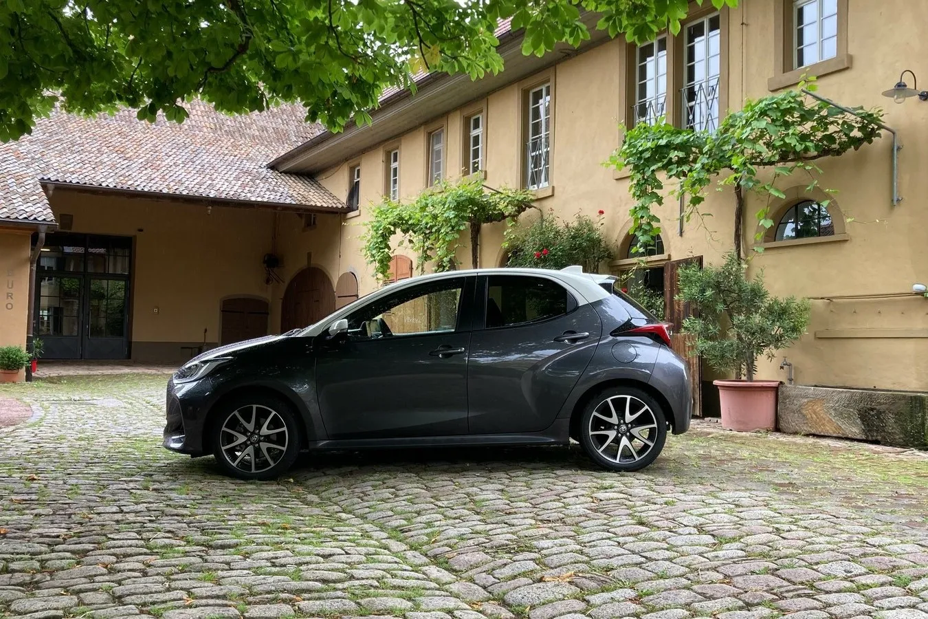 Anders als sein Vorgänger fährt der neue Yaris mit langer Haube und flacher Frontscheibe vor. Mehr Dynamik im Design ist das Ergebnis.