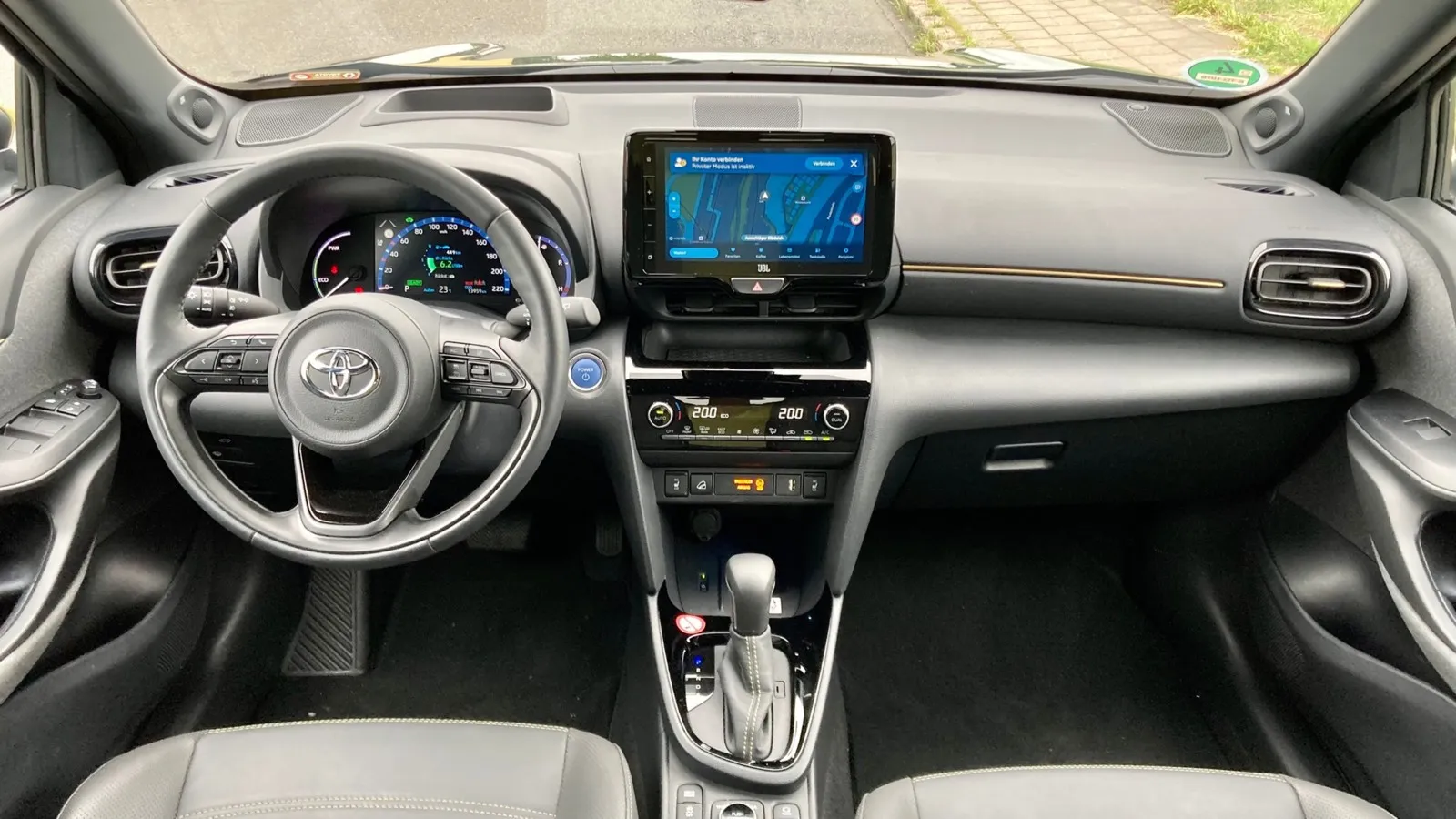 Etwas zerklüftetes Cockpit, einfache Kunststoffe und gute Verarbeitung im Interieur des Toyota Yaris Cross.
