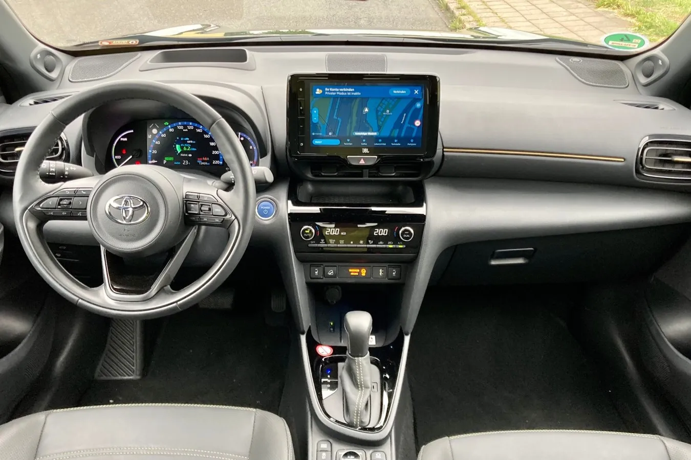 Etwas zerklüftetes Cockpit, einfache Kunststoffe und gute Verarbeitung im Interieur des Toyota Yaris Cross.
