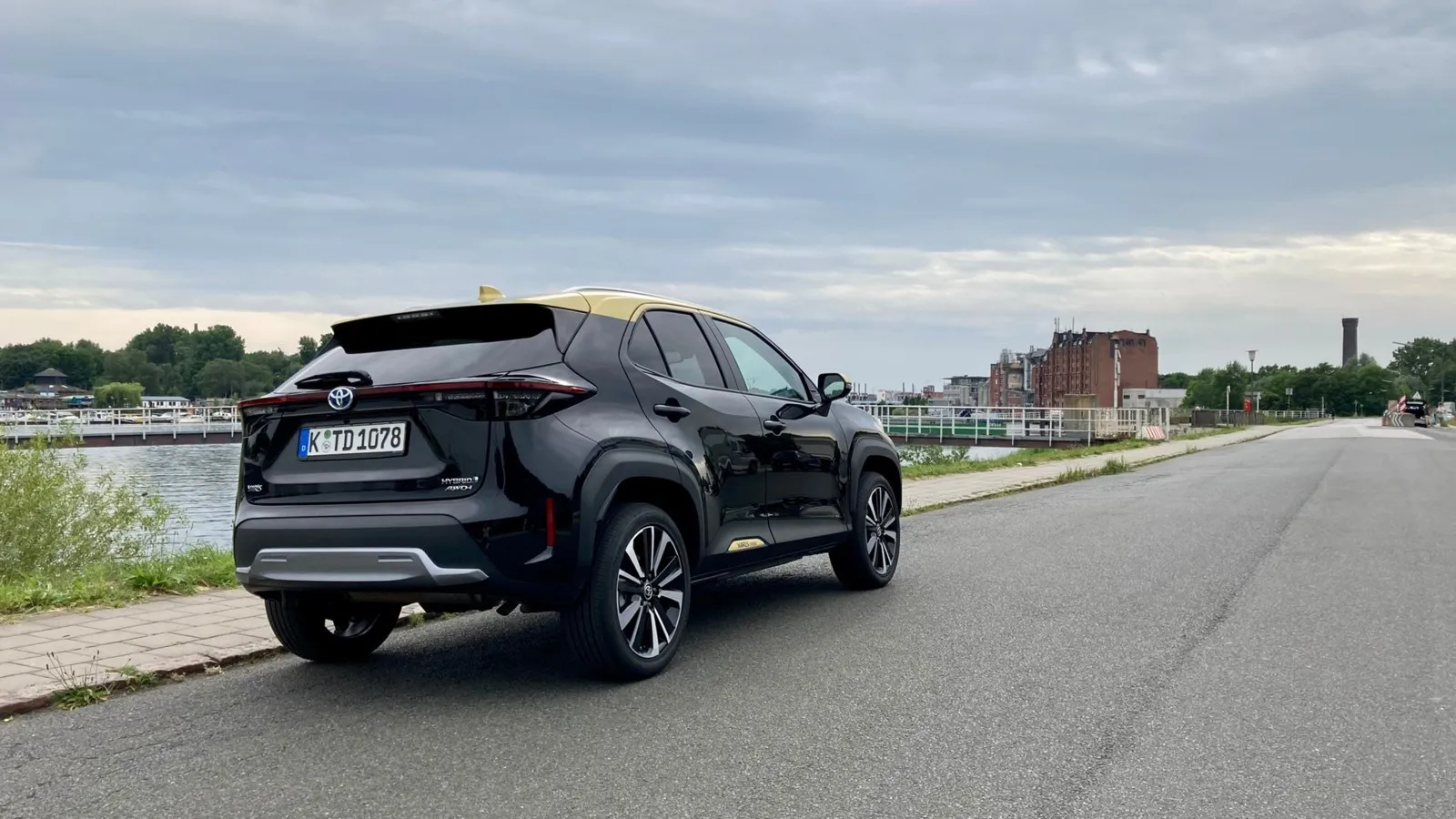 In bestimmten Ausstattungsversionen gibt es den Toyota Yaris Cross zweifarbig.