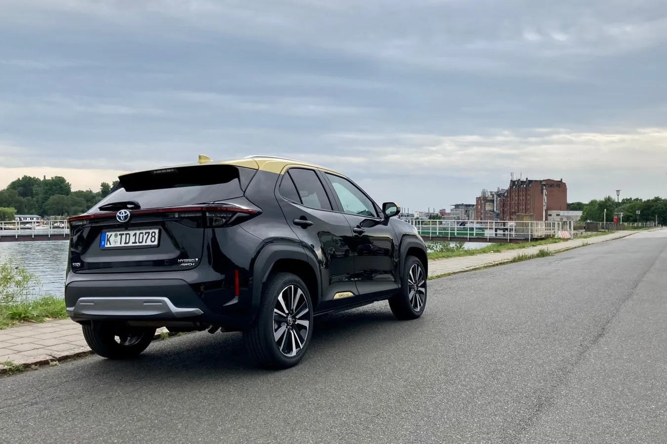In bestimmten Ausstattungsversionen gibt es den Toyota Yaris Cross zweifarbig.