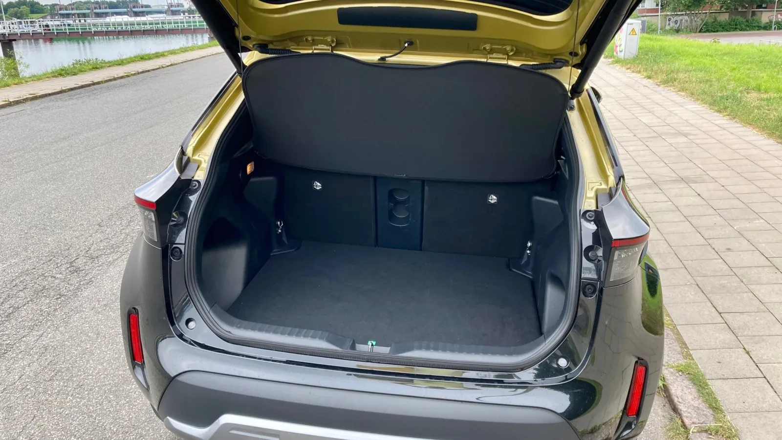 320 Liter Gepäck passen in den Kofferraum des Yaris Cross mit Allradantrieb mindestens. Mit Frontantrrieb sind es im Normalzustand 397 Liter.