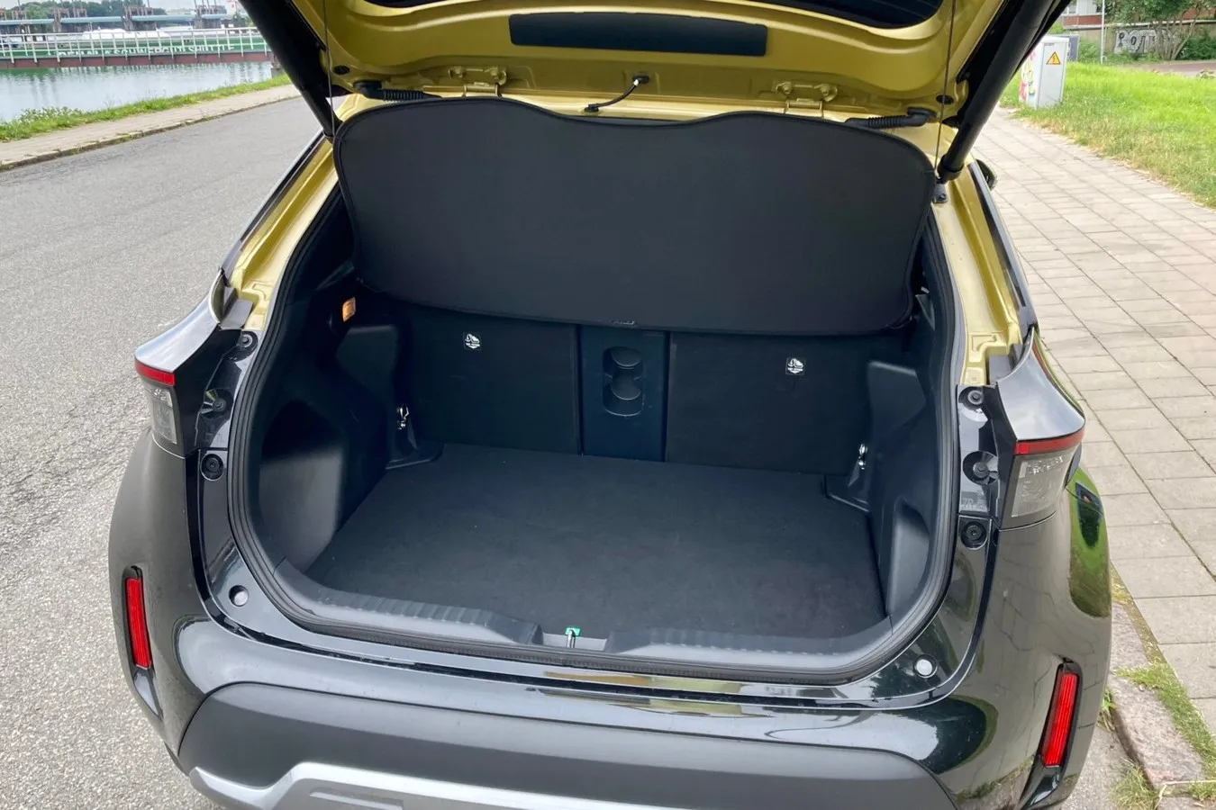320 Liter Gepäck passen in den Kofferraum des Yaris Cross mit Allradantrieb mindestens. Mit Frontantrrieb sind es im Normalzustand 397 Liter.