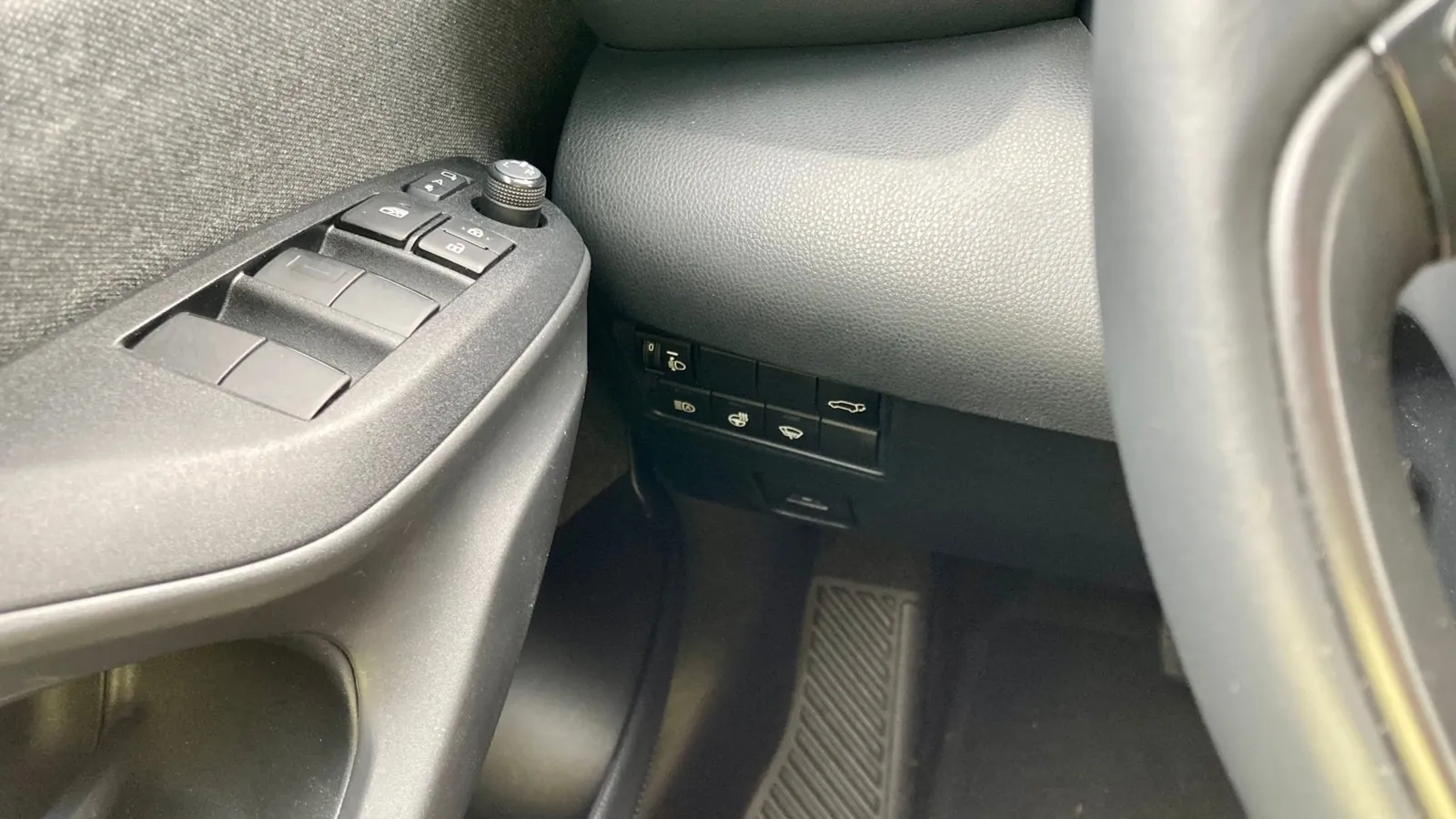 Die Fernlichtautomatik lässt sich im Toyota Yaris Cross über einen Schalter im Knieraum des Fahrers bedienen.