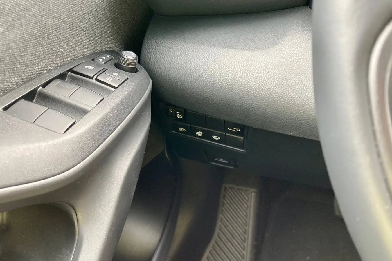 Die Fernlichtautomatik lässt sich im Toyota Yaris Cross über einen Schalter im Knieraum des Fahrers bedienen.