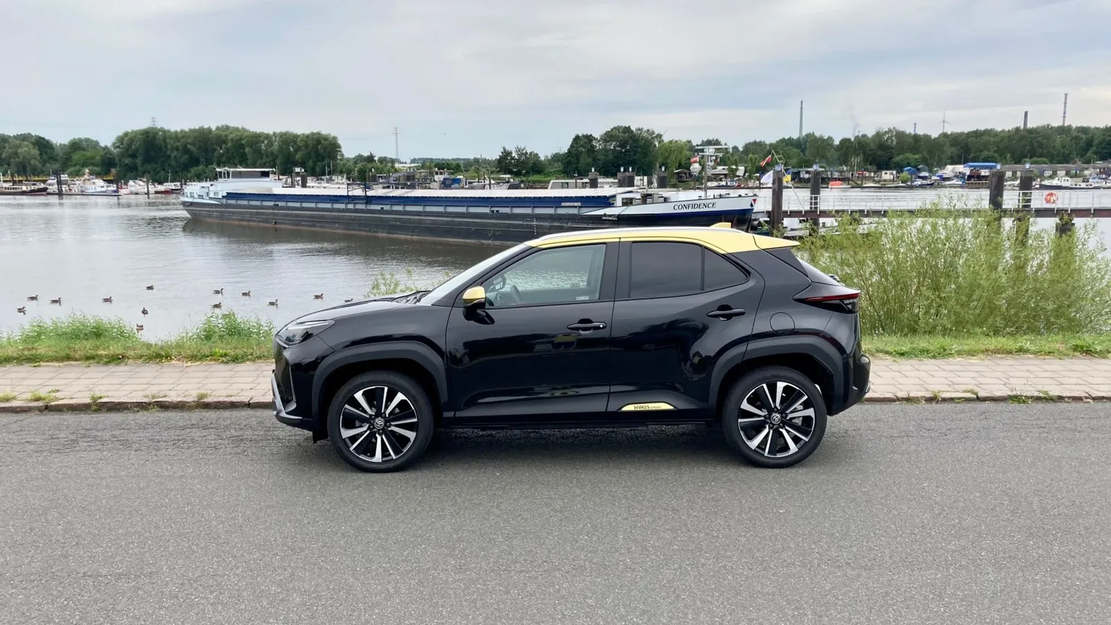In der Silhouette zeigt der Yaris Cross eine schicke, coupéähnliche Linie. Der Preis: Wenig Knieraum im Fond.