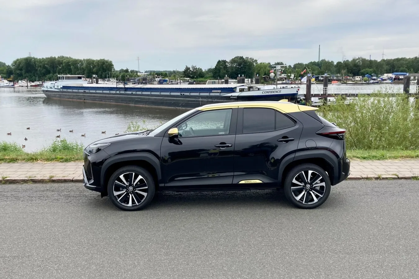 In der Silhouette zeigt der Yaris Cross eine schicke, coupéähnliche Linie. Der Preis: Wenig Knieraum im Fond.